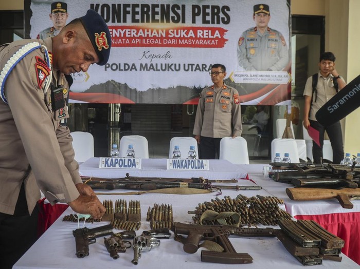 Anggota polisi menyusun senjata api dan amunisi saat rilis penyerahan sukarela senjata api ilegal dari masyarakat di Pendopo Polda Maluku Utara, Sofifi, Maluku Utara, Rabu (30/9/2026). Polda Maluku Utara menerima 32 senjata api, 358 butir amunisi yang terdiri atas 331 butir kaliber 7,56 mm dan 27 butir kaliber 5,56 mm, serta delapan magasin peninggalan konflik sosial di Maluku Utara sekitar tahun 2000 dari warga di tiga wilayah, yakni Kabupaten Pulau Morotai, Halmahera Utara, dan Halmahera Tengah. ANTARAFOTO/Andri Saputra/tom.