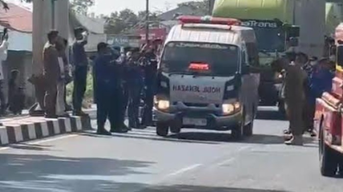 Personel Damkar Pangkep memberi penghormatan terakhir kepada korban kecelakaan maut saat bertugas.