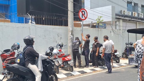 Petugas Dishub Kota Mataram mulai memasang rambu larangan parkir di area Kantor Imigrasi Kelas I TPI Mataram di Jalan Udayana, Kota Mataram serta Jalan Mahoni, Kota Mataram, Rabu (30/9/2026). Nathea Citra/detikBali
