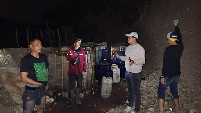 Polda Banten mengungkap penimbunan BBM subsidi modus kencingan di Serang.