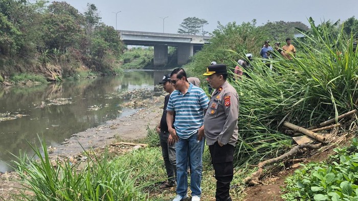 Polisi mengevakuasi mayat tanpa identitas di Sungai Citarum