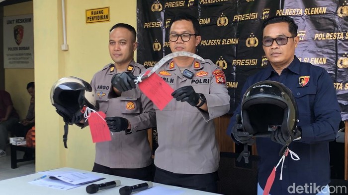 Polisi menunjukan barang bukti celurit dalam jumpa pers di Mapolsek Berbah, Rabu (30/9).