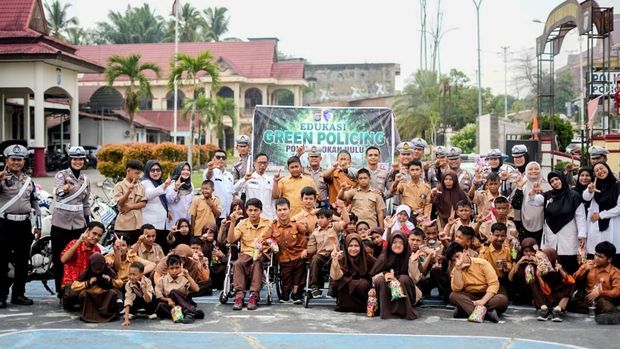Polres Rohul mengajak siswa SLB belajar Green Policing dan menanam pohon dalam program 'Police Goes To School', Rabu (30/9/2026).