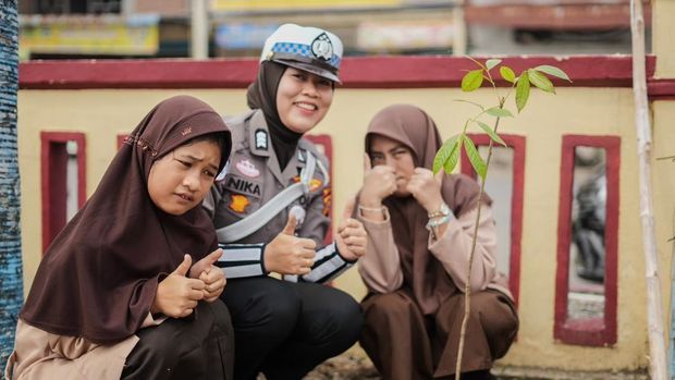 Polres Rohul mengajak siswa SLB belajar Green Policing dan menanam pohon dalam program 'Police Goes To School', Rabu (30/9/2026).