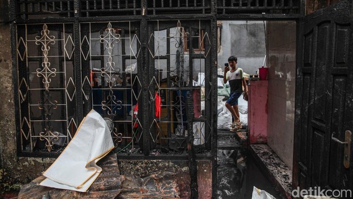 Kondisi tiga bangunan yang hangus terbakar di Jalan Petamburan II, Tanah Abang, Jakarta Pusat, Rabu (30/9/2026) dini hari.