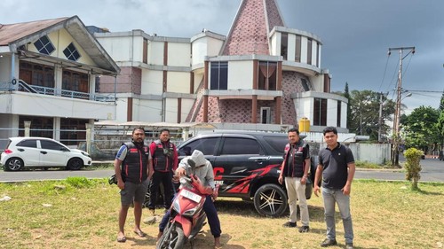 Pria berinisial MRR dan motor hasil curian ditahan di Polres Manggarai, Senin (28/9/2026). (Dok. Polres Manggarai)