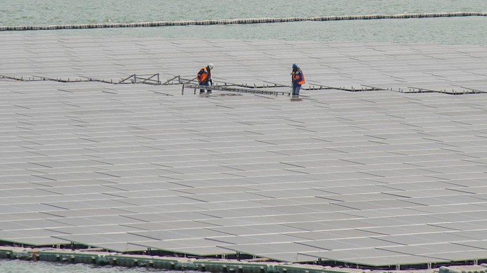 Panel Surya Mengapung di Karangkates, Proyek PLTS Capai 70 Persen