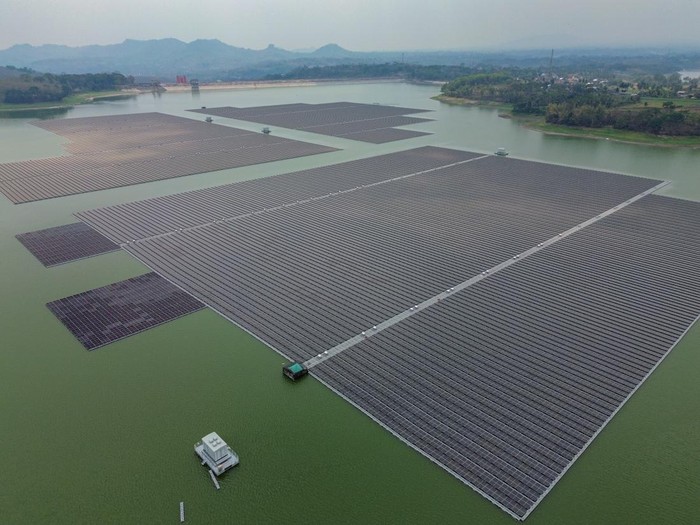 Foto udara proyek pembangunan Pembangkit Listrik Tenaga Surya (PLTS) terapung Karangkates di Kabupaten Malang, Jawa Timur, Selasa (29/9/2026). Data PLN Nusantara Power menyebut pembangunan PLTS tersebut memasuki tahap konstruksi dengan progres mencapai 70 persen dan ditargetkan mulai beroperasi tahun ini dengan kapasitas 100 MWac atau 133 MWp yang mampu menyediakan listrik setara kebutuhan sekitar 35 ribu rumah tangga dengan investasi sekitar 100 juta dolar AS. ANTARA FOTO/Irfan Sumanjaya/wsj.