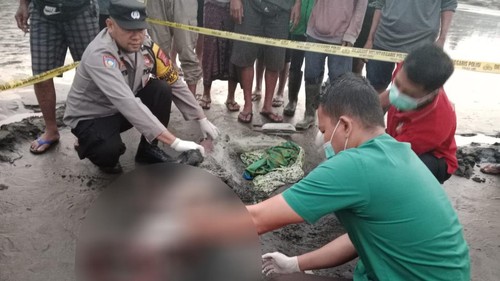 Proses evakuasi jasad pria yang ditemukan terdampar di pinggir Pantai Mekayu, Desa Lalanglinggah, Tabanan, Bali, Rabu (30/9/2026). (Foto: Dok. Istimewa)