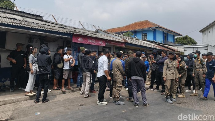 Proses pengosongan lapak PKL di Ciumbuleuit Kota Bandung