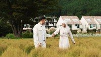 Puteri Modiyanti membagikan momen indah itu melalui akun Instagram pribadinya, Senin (28/9/2026). Dia dilamar di salah satu destinasi terkenal yang berada di sekitar Gunung Fuji, Jepang. Foto: Instagram @putmod @ardiamandianto