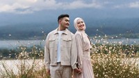 Semesta seolah mendukung momen spesial Puteri dan Ardi. Cuaca di kawasan Danau Kawaguchiko sangat cerah. Bunga warna-warni bermekaran. Foto: Instagram @putmod @ardiamandianto