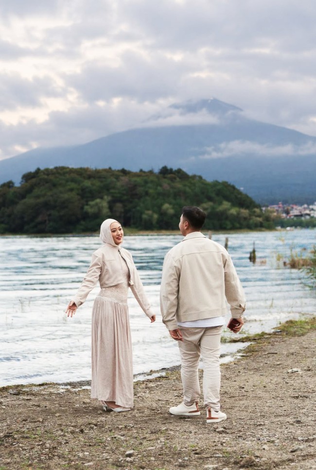 Putri Tommy Soeharto dan Sandy Harun, Puteri Modiyanti membagikan kabar bahagia dirinya dilamar oleh sang kekasih, Ardi Amandianto. Lamaran berlangsung romantis saat keduanya berada di kawasan Danau Kawaguchiko, Yamanashi, Jepang. Foto: Instagram/@putmod