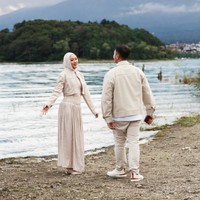 Putri Tommy Soeharto dan Sandy Harun, Puteri Modiyanti membagikan kabar bahagia dirinya dilamar oleh sang kekasih, Ardi Amandianto. Lamaran berlangsung romantis saat keduanya berada di kawasan Danau Kawaguchiko, Yamanashi, Jepang. Foto: Instagram/@putmod