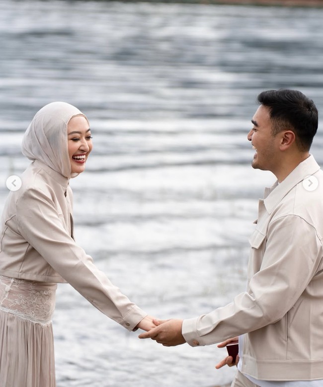 Tampil serasi, Puteri dan Ardi kompak kenakan busana berwarna beige. Kebahagiaan tampak jelas menghiasi wajah keduanya. Foto: Instagram/@putmod