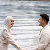 Tampil serasi, Puteri dan Ardi kompak kenakan busana berwarna beige. Kebahagiaan tampak jelas menghiasi wajah keduanya. Foto: Instagram/@putmod