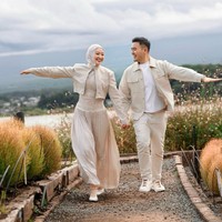 Puteri tampil dengan dress panjang dipadukan jaket crop top dan hijab senada. Sementara Ardi memadukan kaos putih dengan celana panjang dan kemeja warna beige yang dijadikan outer. Foto: Instagram/@putmod