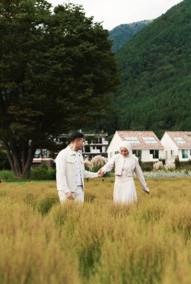 “One single thread of gold tied me to you. I said yes to forever,” tulis Puteri dalam keterangan unggahannya. Keduanya pun memamerkan pose-pose mesra dan romantis mereka dengan latar pemandangan alam yang indah. Foto: Instagram/@putmod