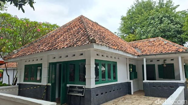 Rumah Saudagar yang Dijadikan Pusat Komando PKI di Lubang Buaya Rumah punya saudagar kaya di Lubang Buaya yang menjadi pusat komandi PKI saat G30S PKI.