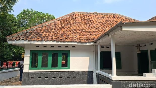 Rumah Saudagar yang Dijadikan Pusat Komando PKI di Lubang Buaya Rumah punya saudagar kaya di Lubang Buaya yang menjadi pusat komandi PKI saat G30S PKI.