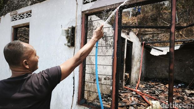 Rumah Terbakar di Semarang Petugas Damkar Kota Semarang saat melakukan pendinginan rumah terbakar di RT6/RW6 Kelurahan Lempongsari, Kecamatan Gajahmungkur, Rabu (30/9).