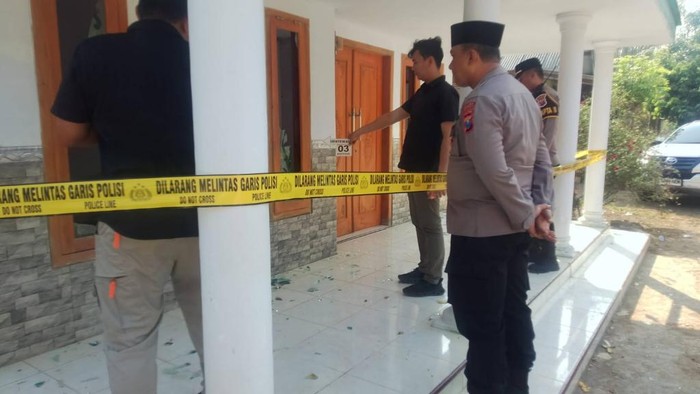 Rumah warga yang dilempari bondet di Pasuruan. Penghuni yang terdiri dari 2 lansia sempat sembunyi di dapur. Kini korban trauma.