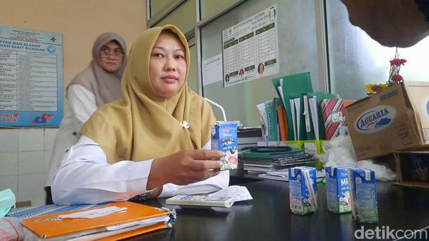 Sampel Susu MBG Perawat menunjukkan susu kemasan yang diminum korban keracunan di Puskesmas Jakenan Pati, Rabu (30/9/2026).
