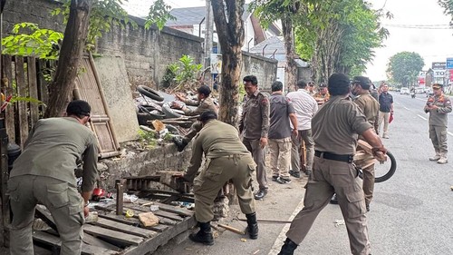 Satpol PP Badung membongkar beberapa warung melanggar aturan di Jalan Gatot Subroto Barat, Kuta Utara, Rabu (30/9/2026). (Foto: Pemkab Badung)
