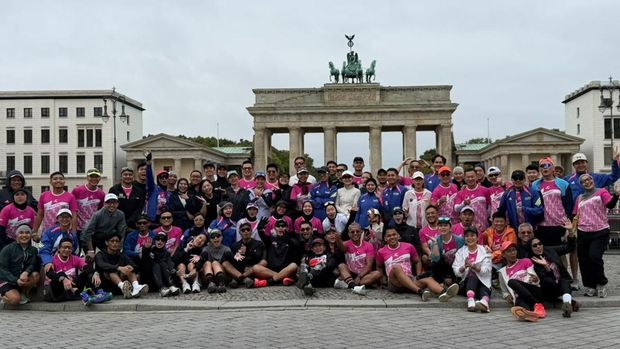 Selain beralri marathon, traveler sekaligus berfoto di landmark kota-kota penyelenggara.