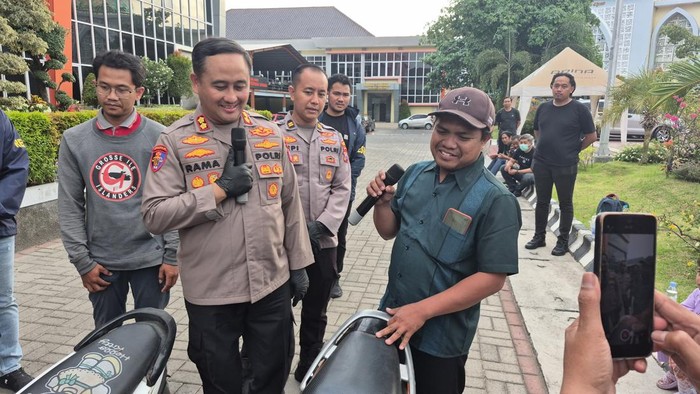 Senyum Lebar Warga Gresik Saat Lima Motor Curian Dikembalikan Kapolres