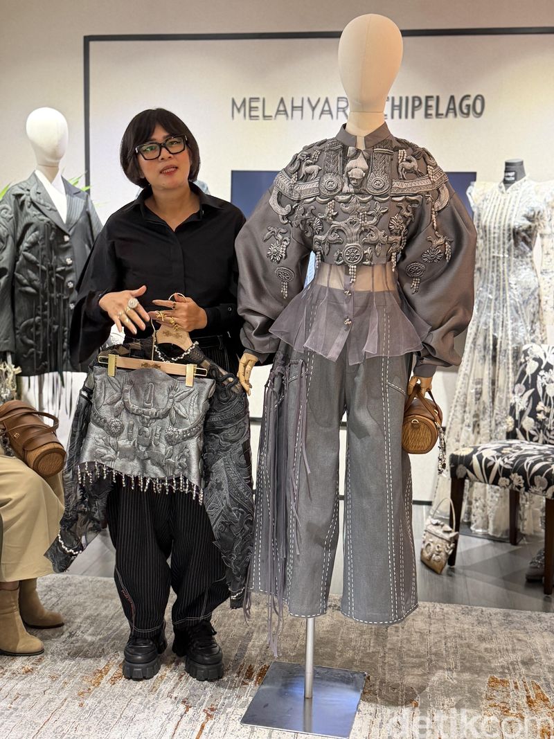 Mel Ahyar menjelaskan koleksi Tano Niha yang terinspirasi dari budaya Nias di butik Mel Ahyar Archipelago, Senayan City, pada Jumat (25/9/2026). Koleksi tersebut sudah ditampilkan sepekan sebelumnya di pembukaan Fashion Nation 2026.