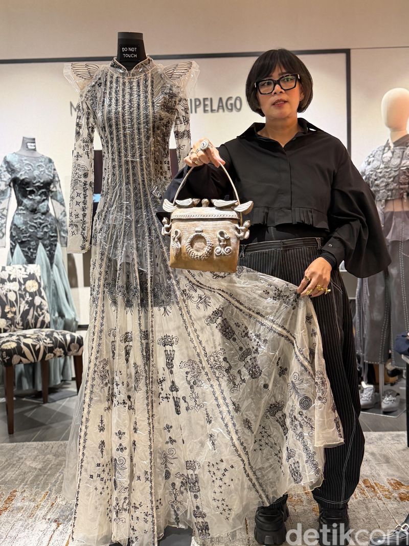 Sesi Media Bersama Mel Ahyar Archipelago Mel Ahyar menjelaskan koleksi Tano Niha yang terinspirasi dari budaya Nias di butik Mel Ahyar Archipelago, Senayan City, pada Jumat (25/9/2026). Koleksi tersebut sudah ditampilkan sepekan sebelumnya di pembukaan Fashion Nation 2026.