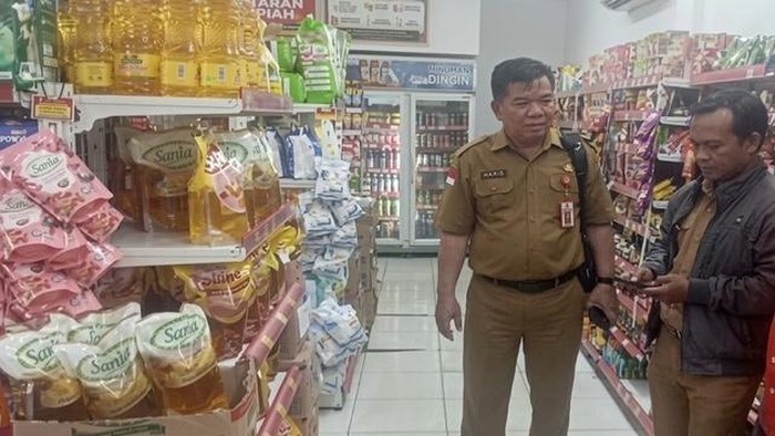 Sidak Dinas Koperasi, Usaha Kecil dan Menengah, Perindustrian dan Perdagangan temukan beras tak sesuai standar. (dok Istimewa)