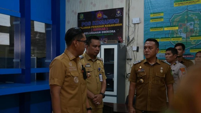 Suasana sidak Wali Kota Medan Rico Waas ke Kantor Lurah Dwikora.