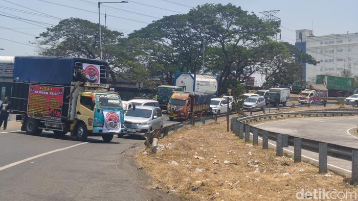 Sopir truk blokir akses Exit Tol Waru