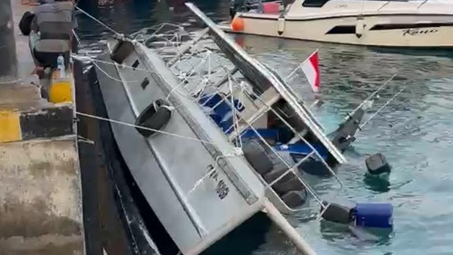 Speedboat Catamaran Xplore 40 terbalik saat berlabuh di dermaga Pelabuhan Marina Labuan Bajo, Manggarai Barat, NTT, Rabu (30/9/3026).