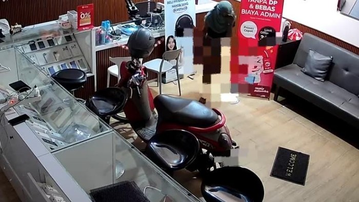 Tangkapan layar rekaman CCTV terkait aksi pencurian HP di sebuah toko di Cirebon