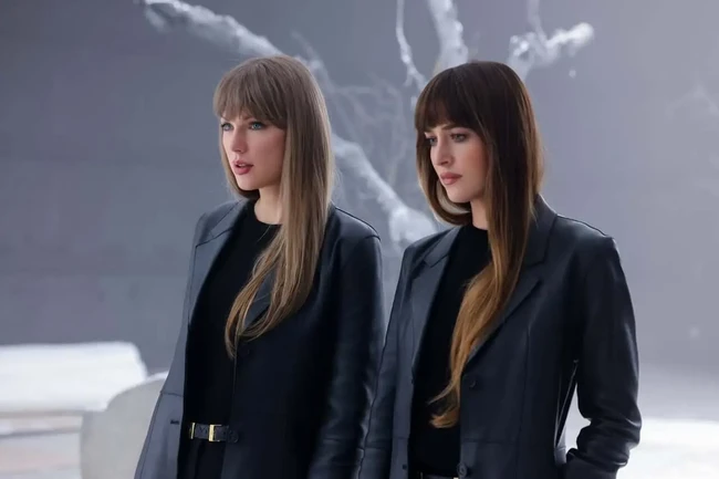 Video musik Patient Zero dibuka dengan Dakota Johnson mengenakan busana serba hitam. Ia memakai coat kulit sepanjang lutut, celana berpotongan lebar, dan boots. Tak lama kemudian, Taylor Swift muncul dari belakang Dakota dengan penampilan yang hampir identik. Keduanya mengenakan Slim Leather Coat dari Toteme, merek asal Stockholm yang juga menjadi salah satu label favorit mereka. Foto: Dok. Instagram/YouTube Taylor Swift