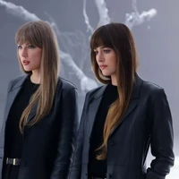 Video musik Patient Zero dibuka dengan Dakota Johnson mengenakan busana serba hitam. Ia memakai coat kulit sepanjang lutut, celana berpotongan lebar, dan boots. Tak lama kemudian, Taylor Swift muncul dari belakang Dakota dengan penampilan yang hampir identik. Keduanya mengenakan Slim Leather Coat dari Toteme, merek asal Stockholm yang juga menjadi salah satu label favorit mereka. Foto: Dok. Instagram/YouTube Taylor Swift