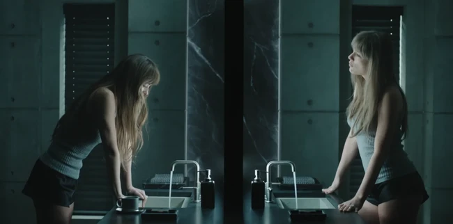 Sesuai dengan cerita dalam lagu Patient Zero, Taylor dan Dakota digambarkan sebagai dua perempuan yang terjebak dalam hubungan yang sama-sama tidak bahagia. Dalam adegan video musik tersebut terlihat keduanya tampil mengenakan Nevin Tank Top dari desainer Urugay, Gabriela Hearst. Atasan tersebut dibuat dari bahan cashmere dan sutra berwarna abu-abu muda dengan tekstur ribbed. Seperti dikutip dari marieclaire, tank top yang juga pernah menjadi bagian dari koleksi pribadi Taylor itu dipadukan dengan celana pendek berbahan satin hitam. Foto: Dok. Instagram/YouTube Taylor Swift