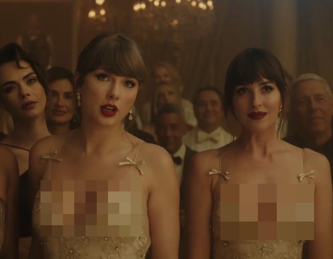 Tak hanya aksesori, Taylor Swift dan Dakota Johnson juga menggunakan warna lipstik merah yang sama dalam video musik Patient Zero. Seperti dikutip dari Page Six, dalam salah satu adegan, keduanya terlihat mengoleskan Tom Ford F—king Fabulous Lip Color warna F9 Red. Foto: Dok. Instagram/YouTube Taylor Swift