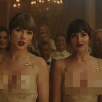 Tak hanya aksesori, Taylor Swift dan Dakota Johnson juga menggunakan warna lipstik merah yang sama dalam video musik Patient Zero. Seperti dikutip dari Page Six, dalam salah satu adegan, keduanya terlihat mengoleskan Tom Ford F—king Fabulous Lip Color warna F9 Red. Foto: Dok. Instagram/YouTube Taylor Swift