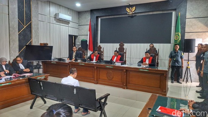 Terdakwa Taufik Hidayat (30) saat menjalani persidangan di Pengadilan Negeri (PN) Bale Bandung, Baleendah, Kabupaten Bandung, Rabu (30/9/2026).