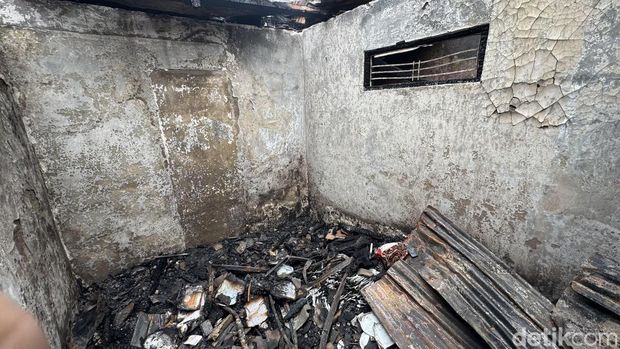 Tiga rumah terbakar di Tanah Abang, Jakarta Pusat diduga akibat korsleting listrik, Rabu (30/9/2026).
