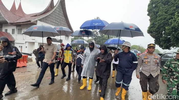 Menteri PU Dody Hanggodo saat meninjau lokasi banjir bandang di Solok, Sumbar.