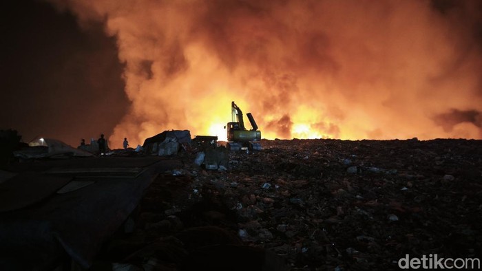 Kebakaran TPA Jatibarang di Kecamatan Mijen, Kota Semarang, Rabu (30/9/2026) malam.