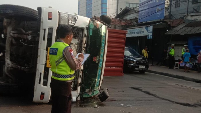 Truk kontainer terguling di Jembatan Dua, Jakarta Barat, Rabu (30/9/2026) pagi tadi