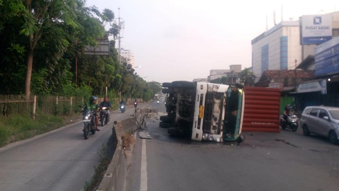 Truk kontainer yang terguling di Jembatan Dua, Jakarta Barat (Jakbar) telah dievakuasi. Lalu lintas (lalin) di lokasi kembali normal. (dok TMC PMJ)
