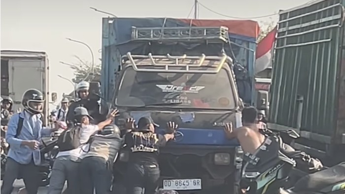 Truk rem blong menabrak ayah bonceng 3 orang anak di Makassar. Dokumen Istimewa