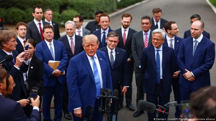 Trump menyebut kekhawatiran soal keamanan AI sebagai omong kosong (Tierney L. Cross/UPI Photo/Newscom/picture alliance)